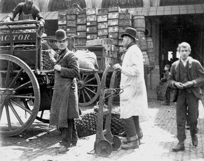 Descarga en el mercado de Billingsgate, Londres, 1893 de Paul Martin