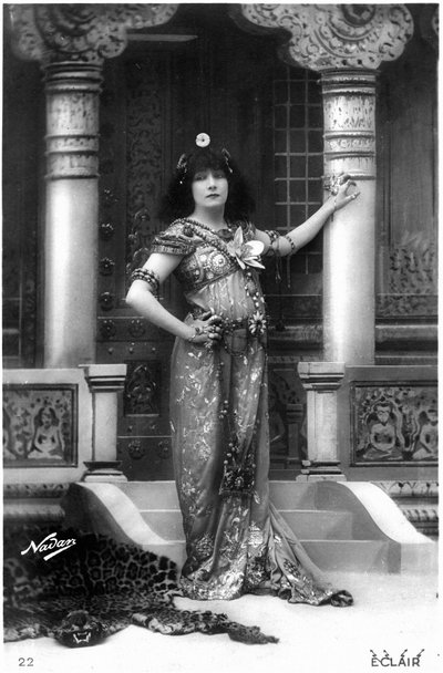 Henriette Rosine Bernard alias Sarah Bernhardt (1844-1923) como Izëyl, postal de Paul Nadar