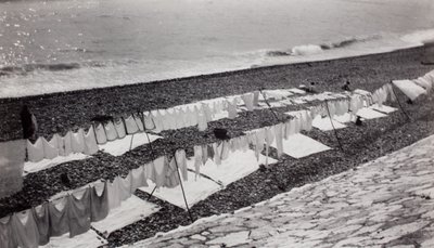 Secado de ropa en la playa, Niza de Paul Nash