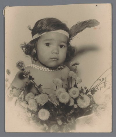 Retrato de un niño desconocido con una diadema y un ramo de flores. de Paul Rollman