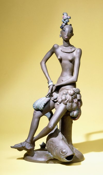 Una Bailarina Africana Sentada con un Gran Pez a sus Pies, una figura de terracota de Karlsruhe de Paul Scheurich