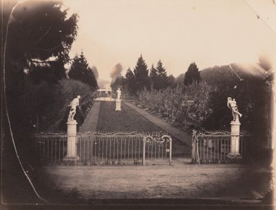 Escena de jardín con estatuas,c. 1853 (foto) de Paul Thivier