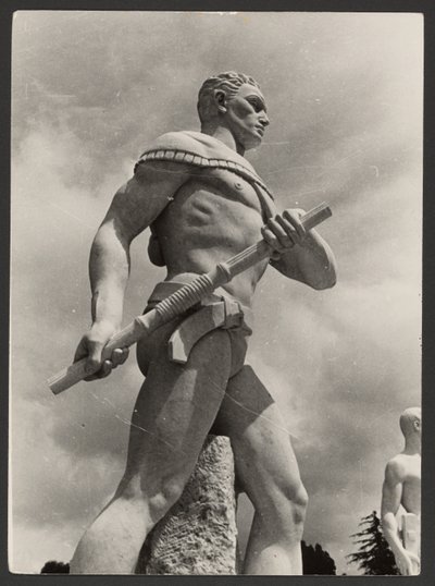 Escultura moderna en un campo de deportes de Paul Wolff
