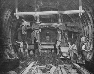 Excavando un ferrocarril subterráneo, Great Northern and City Railway, Londres, c. 1903 de Pearson and Son Ltd