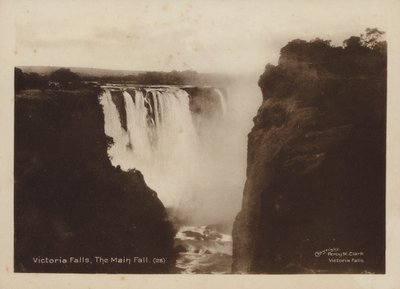 Victoria Falls, The Main Fall (foto en blanco y negro) de Percy M. Clark