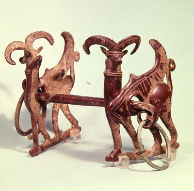 Frenos de caballo decorados con dos íbices, de Lorestan, Irán de Period Neo Elamite