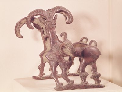 Bocados de caballo decorados con dos íbices, de Lorestan, Irán, siglo VIII-VII a.C. de Period Neo Elamite
