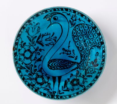Plato de cerámica persa del siglo XIX que representa un pavo real sobre un fondo turquesa de Persian School