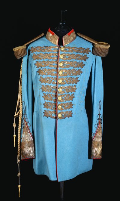 Un uniforme de corte persa de paño de lana azul polvo bordado con hilo dorado, charreteras de oro dorado, forrado en satén escarlata de Persian School