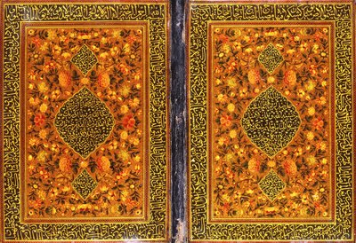 Encuadernación de Corán Qajar, pintada con un diseño floral y un medallón que contiene una inscripción en thuluth, c. 1801-2 de Persian School