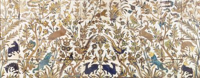 Un panel de azulejos de cuerda seca, compuesto por cuatro filas de diez azulejos, pintado con vegetación habitada por pájaros, ciervos y leones, siglo XVII de Persian School