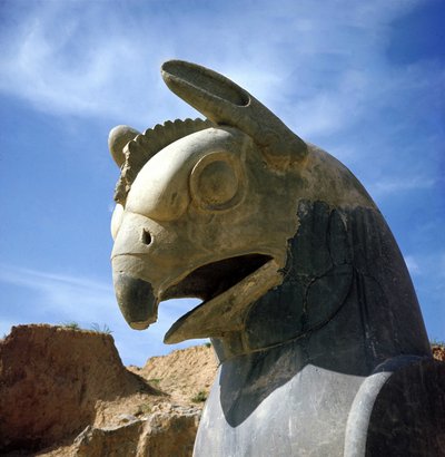 Un grifo, criatura legendaria mitad águila, mitad león. Columna de la Apadana, gran sala de audiencias, coronada por estos capiteles, palacio de Darío I, Persépolis, Irán. de Persian School