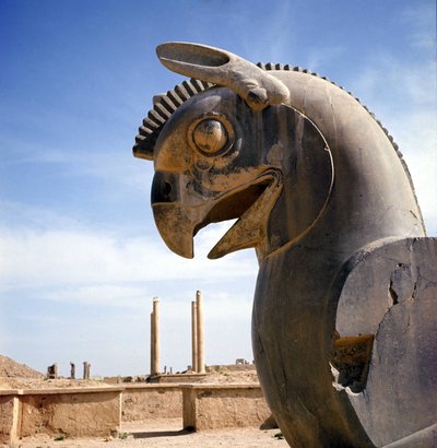 Un grifo, criatura legendaria mitad águila, mitad león. Columna de la Apadana, gran sala de audiencias, coronada por estos capiteles, palacio de Darío I, Persépolis, Irán. de Persian School