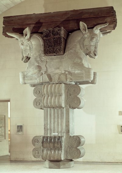 Capitel en estilo persa de una columna en la Apadana, del Palacio de Darío el Grande en Susa, Irán, c.500 a.C. de Persian School