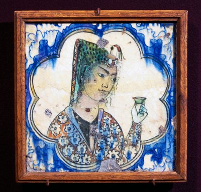 Azulejo cerámico que representa a una joven sosteniendo un jarrón, civilización persa de Persian School