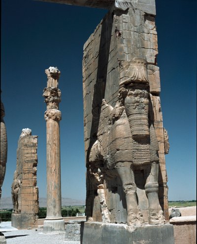 Columna con una criatura alada y barbada, siglo VI a.C. de Persian School