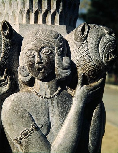 (detalle) de una figura sosteniendo un león, Dinastía Safávida (piedra) de Persian School