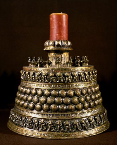 Arte islámico: candelabro de bronce con incrustaciones de plata. Arte persa del siglo XII. El Cairo, Museo de Arte Islámico de Persian School