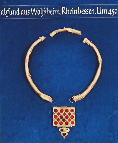 Colgante, del Tesoro de la Tumba de Wolfsheim, c.378 de Persian School