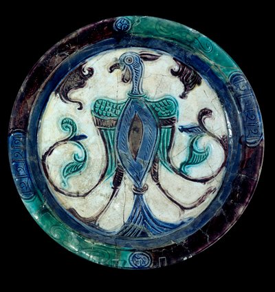 Arte persa: plato en loza policromada decorando la representación de un pájaro de Persian School