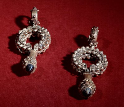 Arte persa: pendientes de oro. Período Sasanida, siglo IV d.C. de Persian School