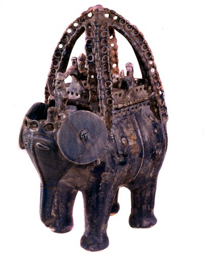 Arte persa: rython en loza azul de la región de Gorgan en Irán. Siglo XIII. Teherán, museo arqueológico de Persian School
