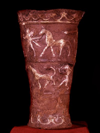 Arte persa: copa de plata incrustada con oro de Hassanlu, siglo IX a.C. Escenas de batalla en la parte superior y escenas de caza en la parte inferior. Teherán, museo arqueológico de Persian School