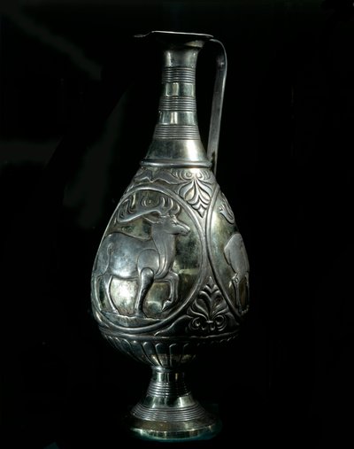 Arte persa: jarra de plata decorada con medallones que representan ciervos. Siglo V-VII. Colección privada de Persian School