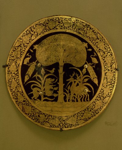 Plato con un borde de flores estilizadas rodeando una escena de animales exóticos bajo un árbol frondoso de Persian School
