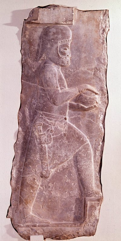 Relieve de piedra que representa a una sirvienta meda (pueblo de Irán). Periodo Aqueménida. Bajo relieve de la escalera del Palacio de Darío I (550-486 a.C.) rey de Persia. Persépolis, Fars Irán. Conservado en el Museo de Bellas Artes de Zúrich de Persian School