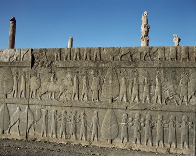 Pueblos sometidos ofrecen regalos a Darío I. Relieves de la escalera oriental de la Apadana, siglo VI a.C. de Persian School