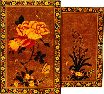 El frente y la parte trasera de una caja de espejo pintada con un jacinto y una rosa respectivamente, siglo XVII de Persian School