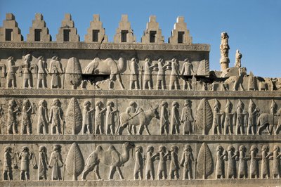 El palacio de Darío I, en Persépolis (Irán): detalle de la decoración de la apadana o sala de audiencias, representando a los pueblos sometidos trayendo presentes a Darío I (550-486 a.C., llamado El Grande). Bajo relieve, siglo VI a.C., arte persa, periodo de Persian School