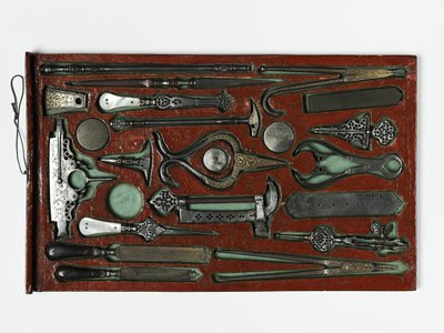 Kit de herramientas que representa a la Sagrada Familia, c.1830 de Persian School
