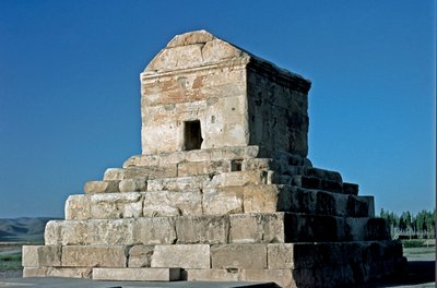 Vista de la tumba de Ciro II, sitio de Pasargadas, siglo VI a.C. de Persian School