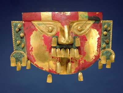 Máscara inca (oro con pintura roja y verde) de Peruvian School