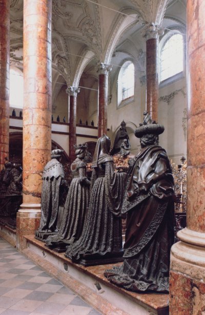Tumba de Maximiliano I (1459-1519) vista de cuatro figuras de bronce de dolientes, posiblemente ancestros, parientes o contemporáneos, el diseño atribuido a Gilg Sesselschreiber de Peter (workshop of) Vischer