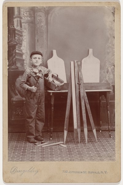 Retrato de un ayudante de carpintero,c. 1900 (foto) de Peter Dingeldey