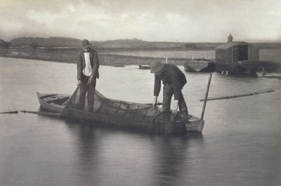 Recogiendo la Red de Anguilas, c.1886 de Peter Emerson und Thomas Goodall
