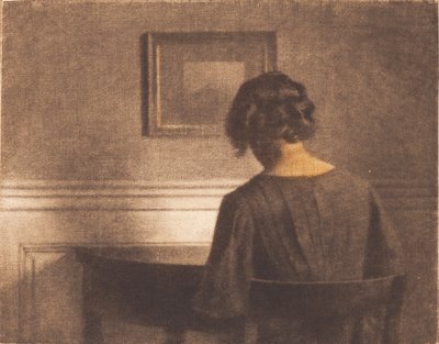 Niña joven junto a una mesa semicircular de Peter Vilhelm Ilsted