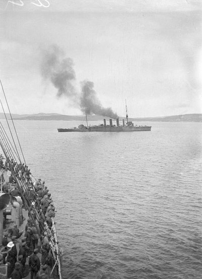 HMAS Melbourne o HMAS Sydney en King George Sound, Albany WA, c. octubre 1914 de Phillip Frederick Edward Schuler
