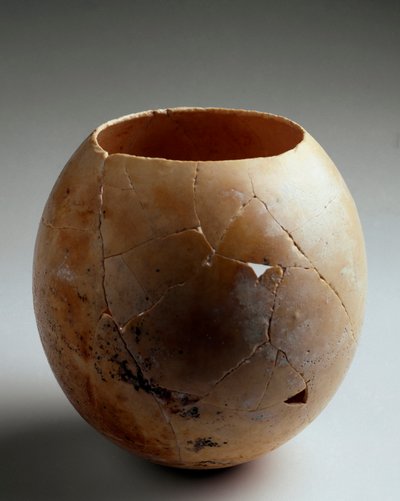 Arte fenicio: huevo de avestruz vacío. De Laurita (Almuñécar). Siglo VII a.C. Dim. 13.2 cm. Granada, Museo Arqueológico de Phoenician
