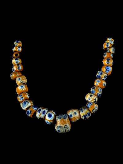 Arte fenicio: collar de pasta de vidrio. Siglo IV-III a.C. Dim. 28 cm Museo Arqueológico de Villa Giulia Roma de Phoenician