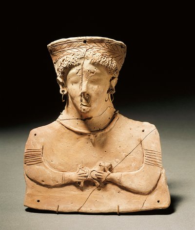 Arte fenicio: estatuilla de terracota que representa a la divinidad Tanit, con orejas y nariz perforadas. Siglo III-II a.C. Madrid, Museo Arqueológico Nacional de Phoenician