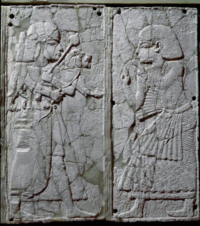 Civilización fenicia: adorno de cama decorado con un bajorrelieve de marfil que representa a un guardia presentando un león al rey de Phoenician
