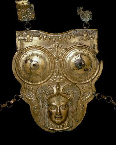 Civilización fenicia: casco de bronce dorado de Ksour-es-Saf. Siglo III-II a.C. Túnez, Museo del Bardo de Phoenician