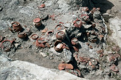 Civilización fenicia: restos de vasijas, sitio del tofet de la Ciudad Púnica de Sulcis en la actual isla de Sant