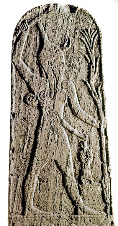 Arte fenicio: estela de piedra caliza del dios Baal con rayo. (Dios guerrero protegiendo al rey) Escultura del siglo XIX o XVIII a.C. De Ras Shamra (Ugarit) Museo del Louvre, París de Phoenician Phoenician