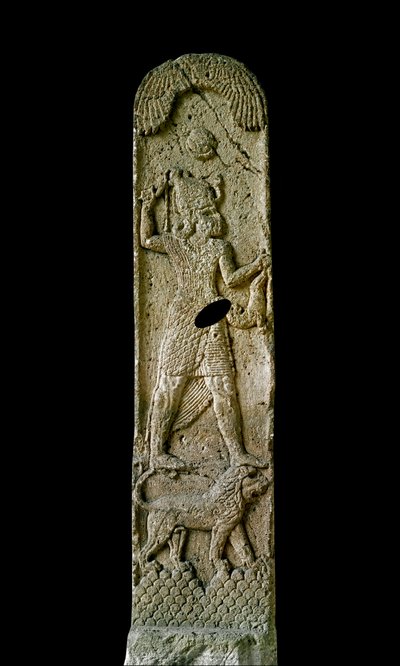 Arte fenicio: estela de piedra caliza llamada Amrit: probablemente Melquart representa en su león el disco solar sobre él. Siglo VI o V a.C. De Amrit. Dim 180 cm París, Museo del Louvre de Phoenician School