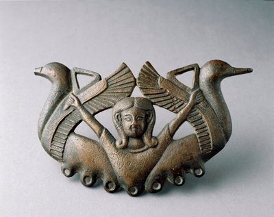 Arte fenicio: representación de la deidad Astarté. Está rodeada por dos pájaros despegando. Escultura de bronce del siglo VI a.C. De Sevilla. Dim. 16 cm Sevilla, museo arqueológico de Phoenician School